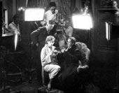 Iluminación en  el rodaje de la película Flesh and the Devil (1927). Brown