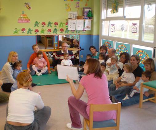 Debemos identificar y buscar alternativas a las barreras que dificultan la participación de las familias en el centro. En la imagen, realización del Taller trimestral con familias en la Escuela Infantil Trinidad Ruiz (Madrid).
