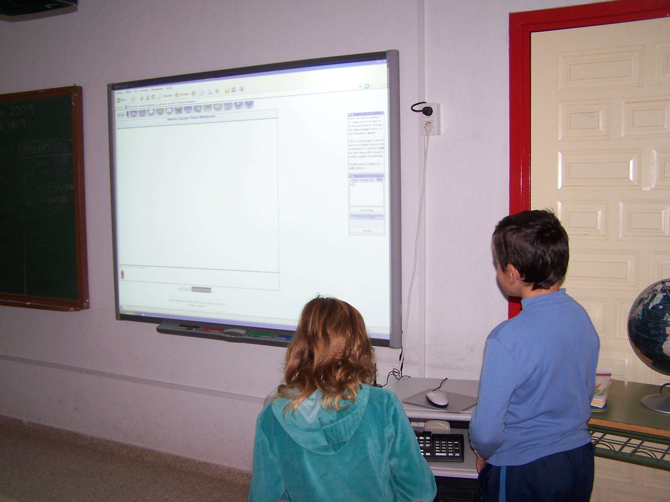 Niños trabajando con PDI 